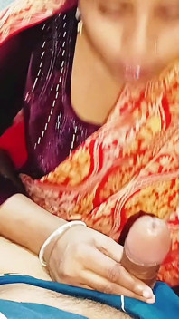 Indisk kåt bhabhi böjer sig över att ta stor kuk i doggystyle - hindi desi sex med stor kuk suger Desi bhabhi