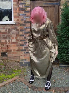 Nottstvslut: Crossdresser panas dalam gaun metallic emas