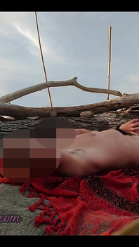 모르는 녀석들 앞에서 누드 해변에서 내 자지를 핸잡하는 여친 - Misscreamy