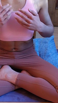 요가 연습 후 놀고 있는 펨보이