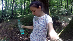 Love 2 Piss: Pisciare nei boschi e spazzare la figa con una foglia -...