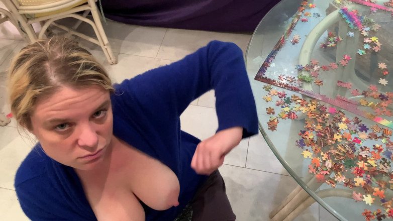 Erin Electra: Macecha má visící prsa a chce šukat v obývacím pokoji POV