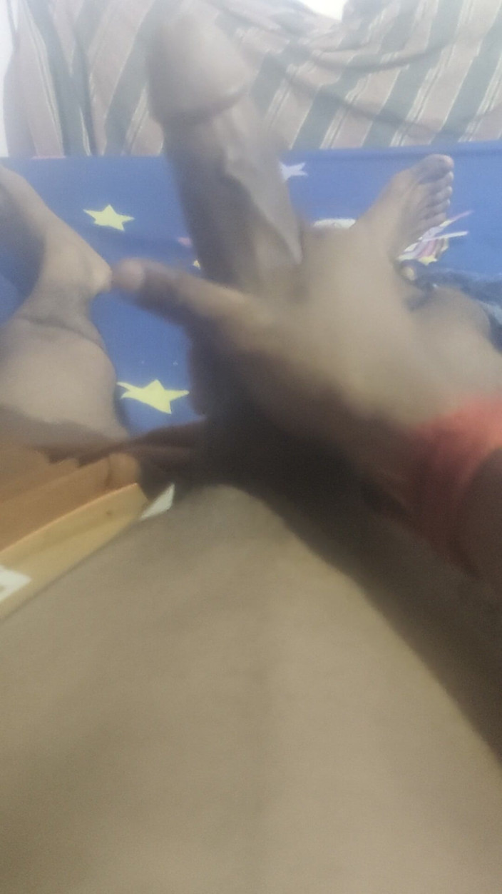 Garam_masala93: Sora vitregă îmi ține penisul în mână și îl scutură