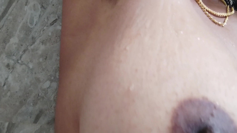 Kamasutragirl: Сводная сестра купается, показывая ее соски и киску