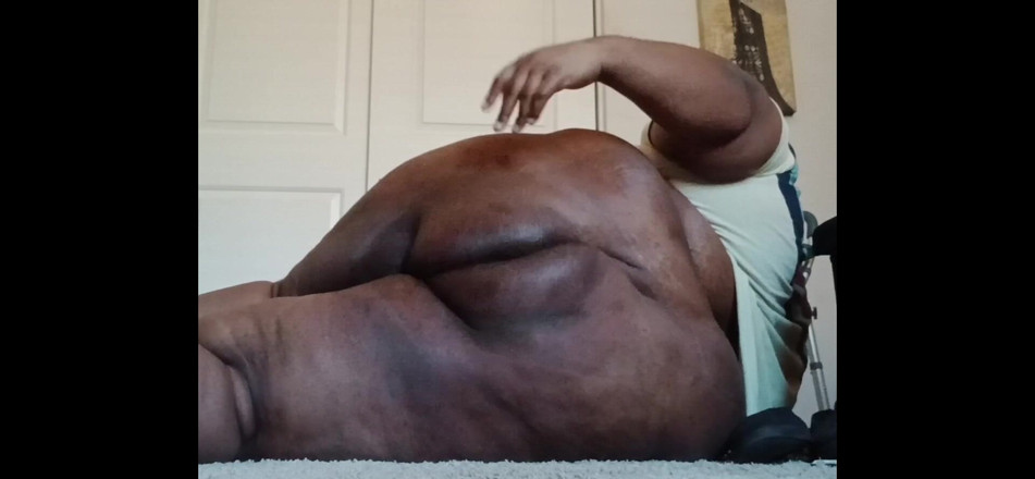 FantomeBi: Ebony Superchub Sissy poprvé bere anální kolíky a robertek