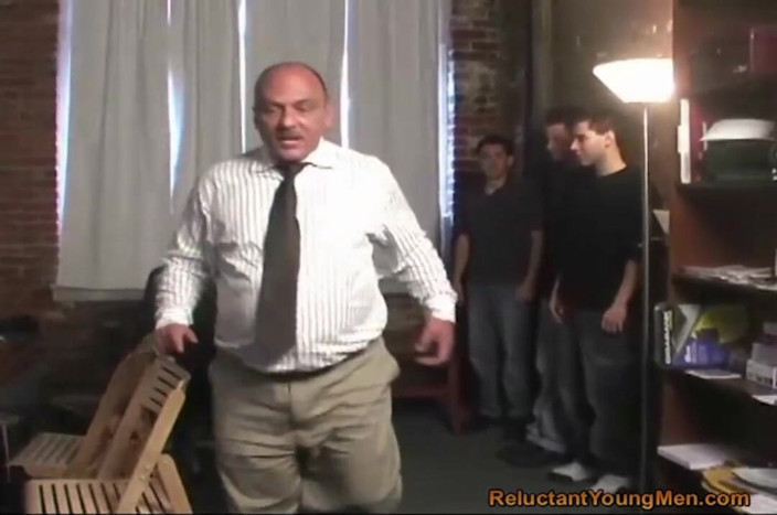 Reluctant Young Men Spanking: The Boss Spanks - Ralph - Parte 1