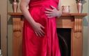Sissy in satin: Sexy travestiet in prachtige rode satijnen jurk