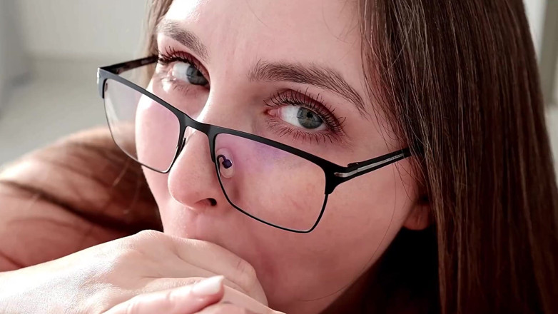 Alina Rai: 継母の無邪気な友人をザーメン中毒の熟女に変えてしまった