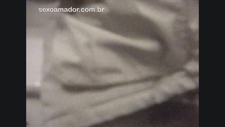 Amateurs videos: Man records amateur video of girlfriend having naked breakfast