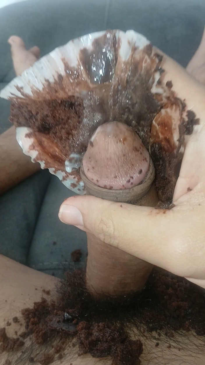 Alexander33324: Una cannuccia deliziosa con un mofin al cioccolato.