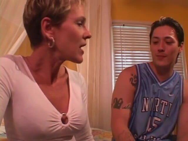 Cumming Soon: Cette salope cougar aux cheveux courts adore chevaucher une jeune...