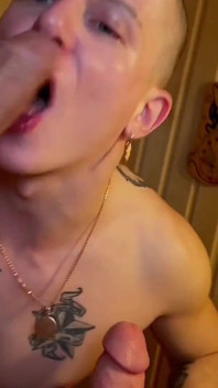 Vídeo final, grupo pornô fodido e gozada em um twink