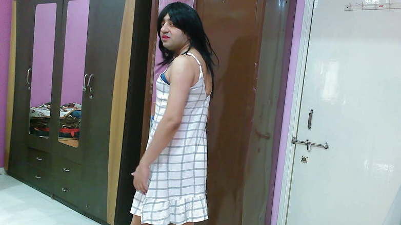 Cute & Nude Crossdresser: Sexy mariquita crossdresser femboy dulce piruleta en camisón blanco y...