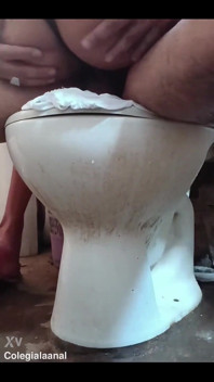 Une demi-sœur infidèle avec son cul reçoit du lait chaud par son demi-frère sous la douche