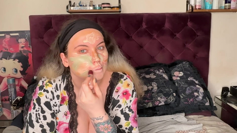 MissFFW: Kinky Whore Puts Her Make-up on for a Kinky Night