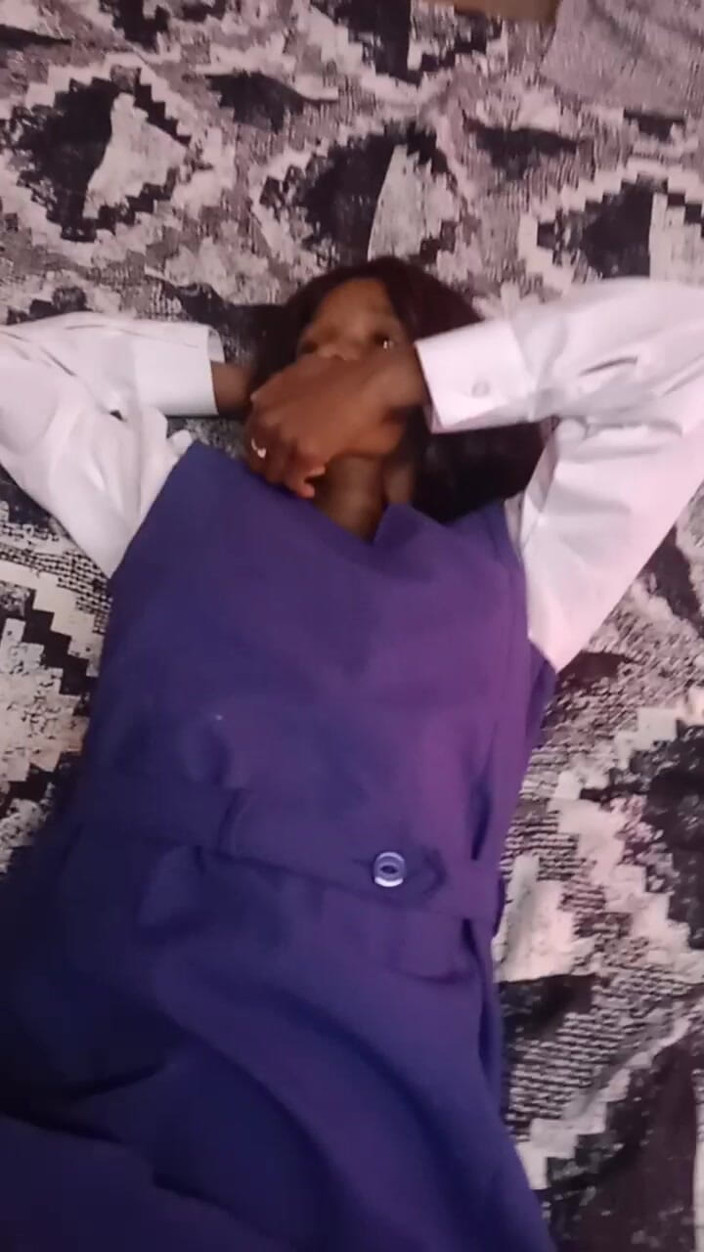 hothouse18xxx: Calda studentessa di 19 anni scopata dal patrigno con vibratore rosa...