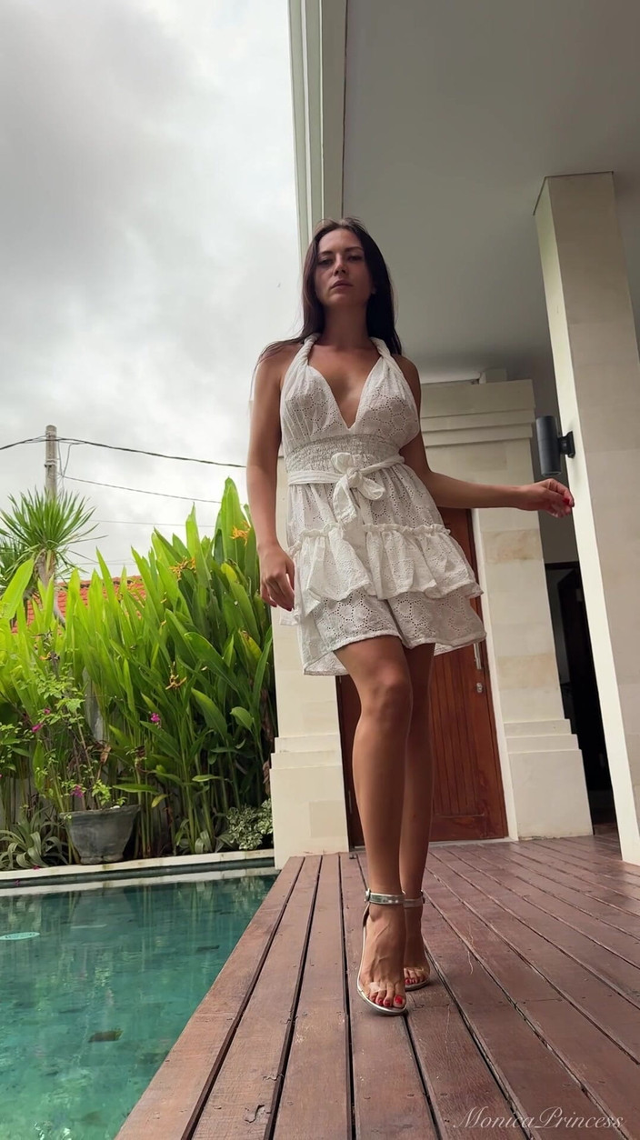 Princess Monica: Sexy brunetka Škádlení: nohy, podpatky a nezbedná peeks