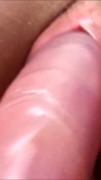 Sexy morena se masturbando com seu vibrador de brinquedo em close-up