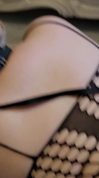 Pantat bahenol cewek nakal dengan lingerie super seksi ini dientot habis-habisan sampai mengerang keenakan