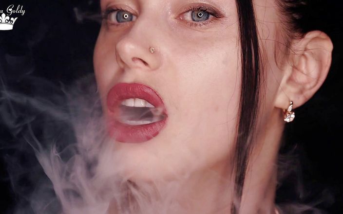 Goddess Misha Goldy: Hookah fumando y fetiche con lápiz labial