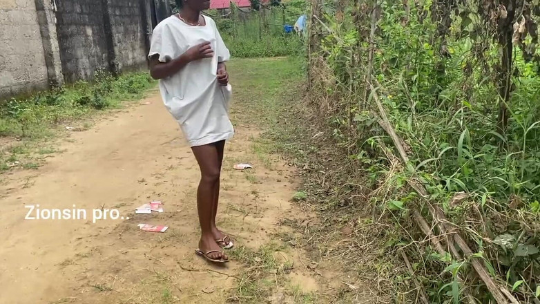 Zion: Ragazzina Africana Maliziosa Che Mostra I Loro in Piena Luce...