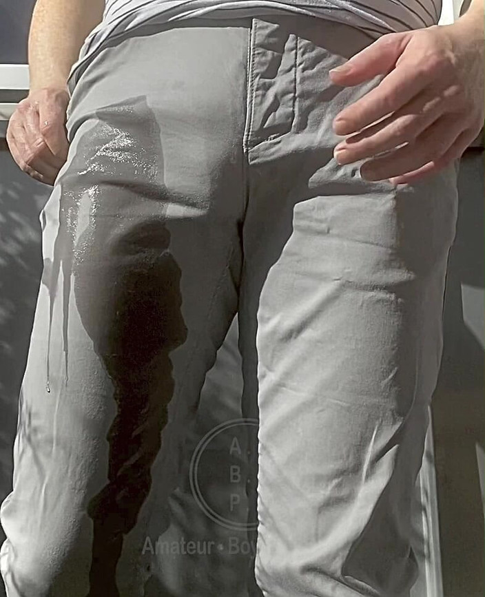 AmateurBoysPissing: Jules Moja Sus Pantalones Grises Y Expone Su Polla Semi-dura...