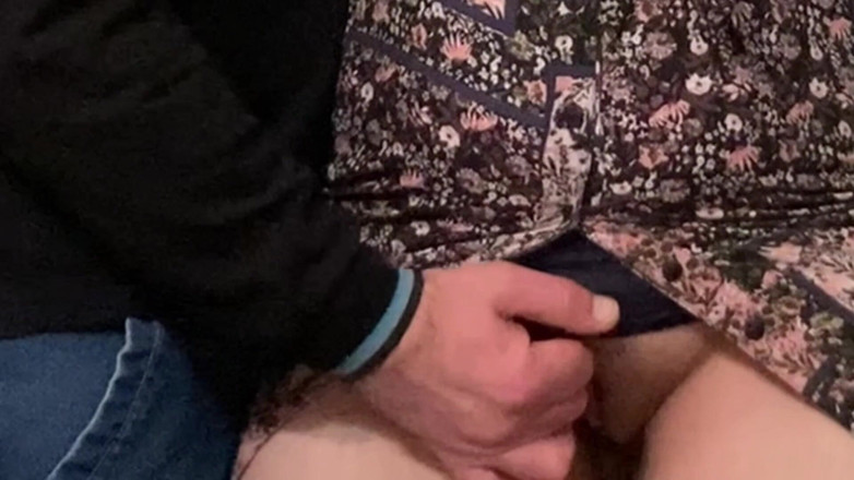 Niki studio: Seksi MILF Metroda Klitorisini Ovuştururken Alıyor