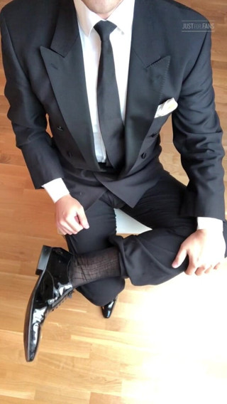 Master Shiny Shoes: Black Suit Masturbation