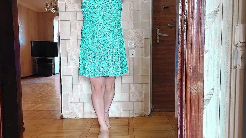 Kitty_Cross: 네온등 앞에서 포즈를 취하는 귀여운 Sissy