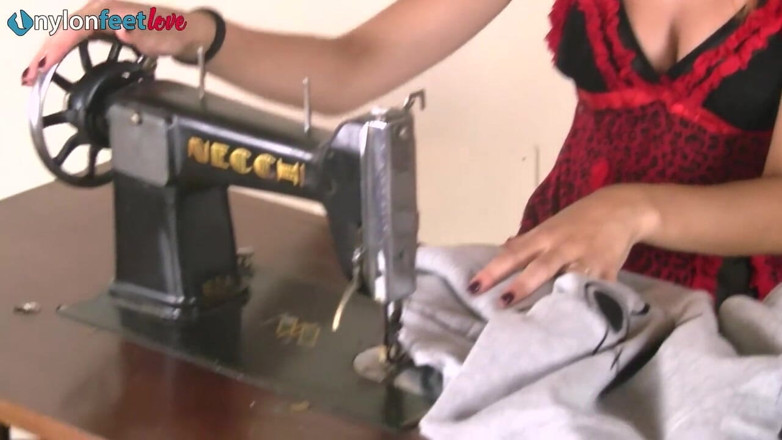 Best Nylon Feet Videos: Splendida thena pompa un pedale dei piedi della macchina da...