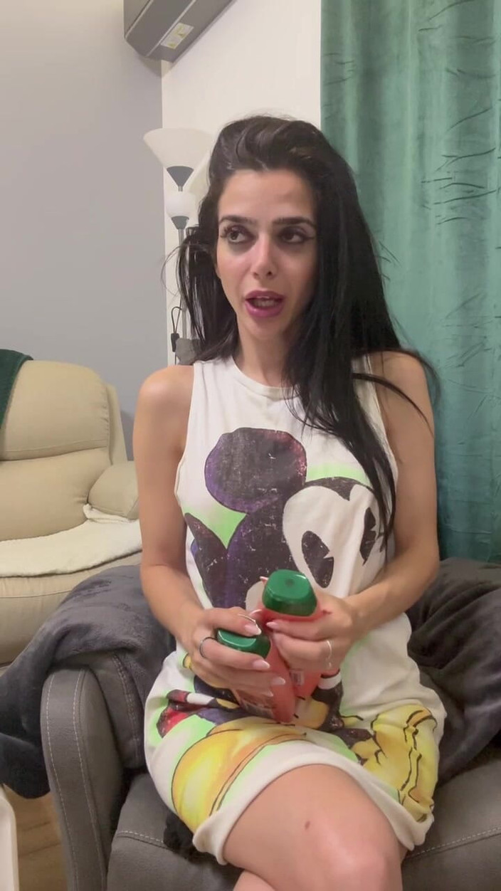silicone_brunette: Игра с шампунем и соблазняет