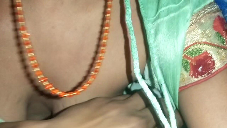 hotsimran70: Deshi Bhabhi 在卧室里做爱