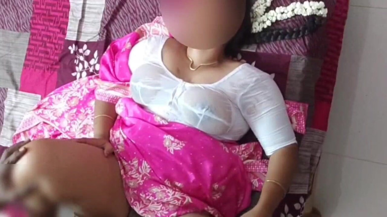 Black & white desicat: Oszukiwanie Desi Bhabhi w mokrej białej bluzce cycki odbijanie szybkie...