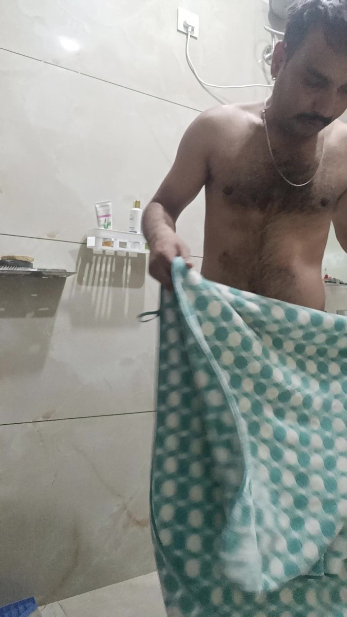 Rajasthani-old-lover: Un indien desi prend une douche et se fait baiser