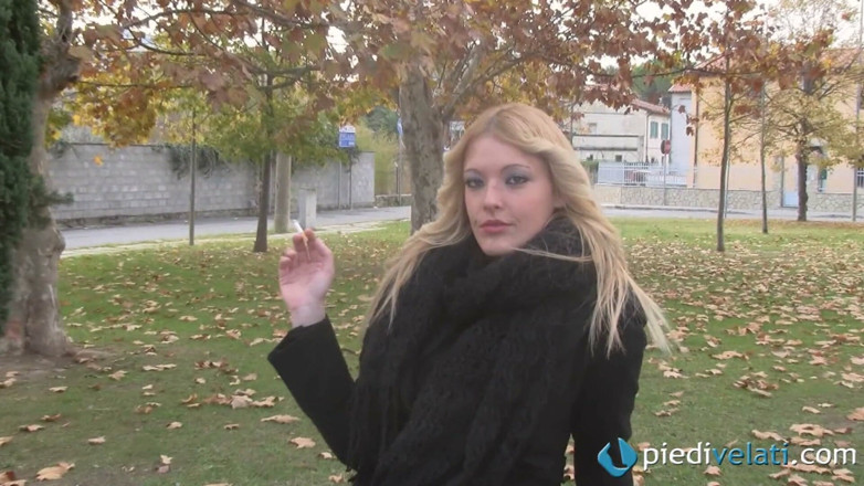 Foot Fetish HD: Perokok blonde yang cantik menunjukkan kakinya di luar rumah