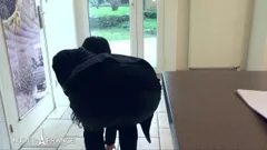 Cougar arrapata sbatte la sua giovane studentessa