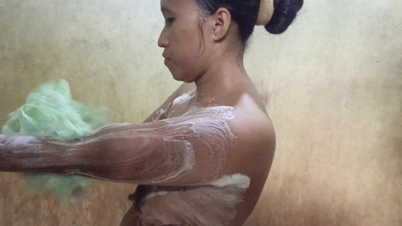 Rania: Fai una doccia con me, mia cara