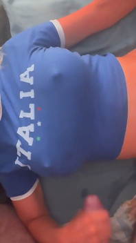 Una donna italiana sa davvero come masturbarsi un cazzo e farmi venire forte.