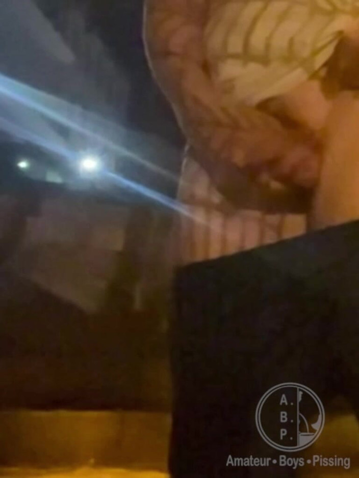 AmateurBoysPissing: Amateur Hetero Jongen Betrapt Op Pissen Op Straat