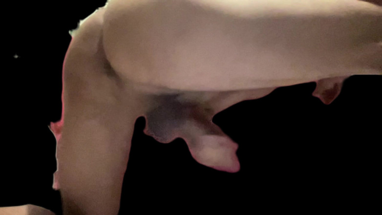 Naughty Cock: Sırt dönmesiyle mastürbasyon yapıyor.