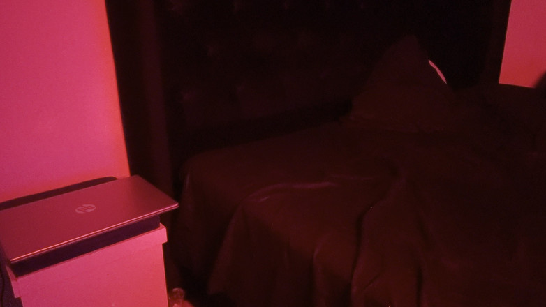 EMY_AND_JONH: Evde kimse olmadığını düşünüyor ve tepede biniyor