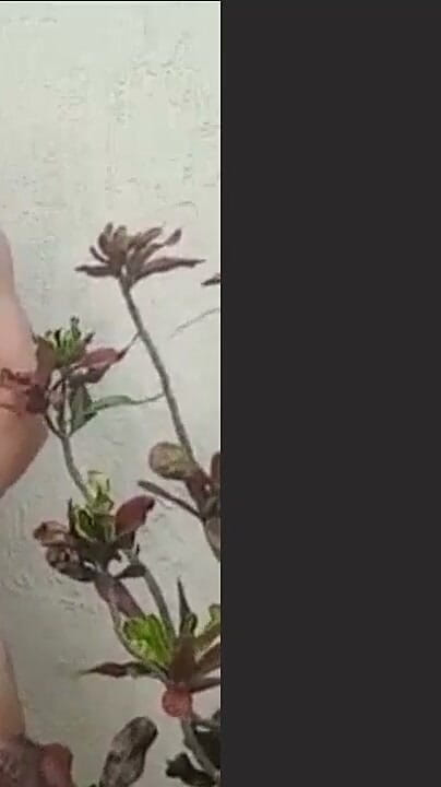 Eden Adonis: Fazendo chamadas nos arbustos onde as pessoas podiam me ver...