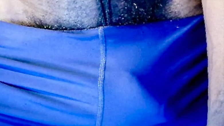 MrMagicDevil: Моя массивная выпуклость в моих тугих синих спандекс-шортах с членом