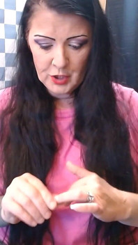 Une MILF bâille