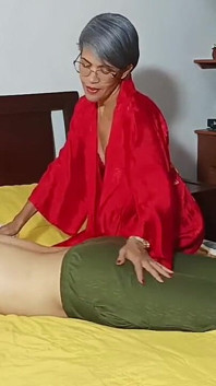 배다른 아들에게 마사지를 해주고 정액을 삼키기로 결심했습니다.