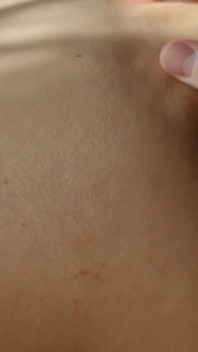生意気な継母が、継息子が自分のパンティにオナニーしているのに気づいてセックスしました