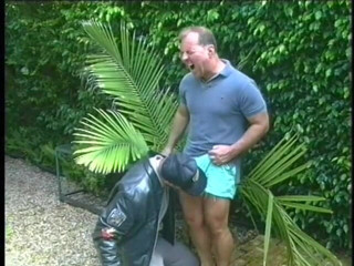 Gays Case: kaale baal vaali sand bagiche men jordaar land chusaee deti...