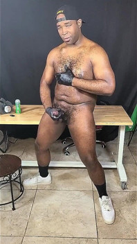 Naolejovaná svalová gay streamerka honí obří péro po práci