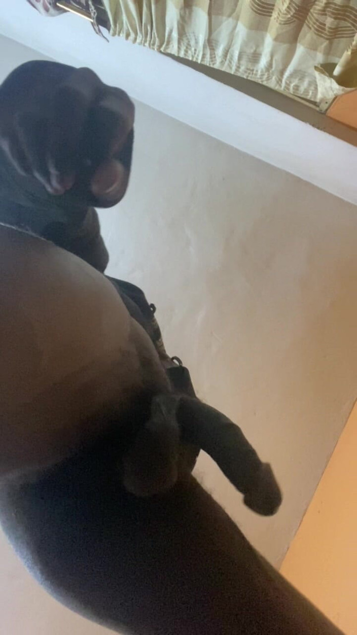 Slimniqqa: Misdadiger tiener met grote zwarte lul die zich aftrekt