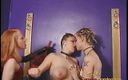 Erotic Lezdom: Dominatoare lesbiene în latex biciuind și acoperindu-și supusul cu ceară